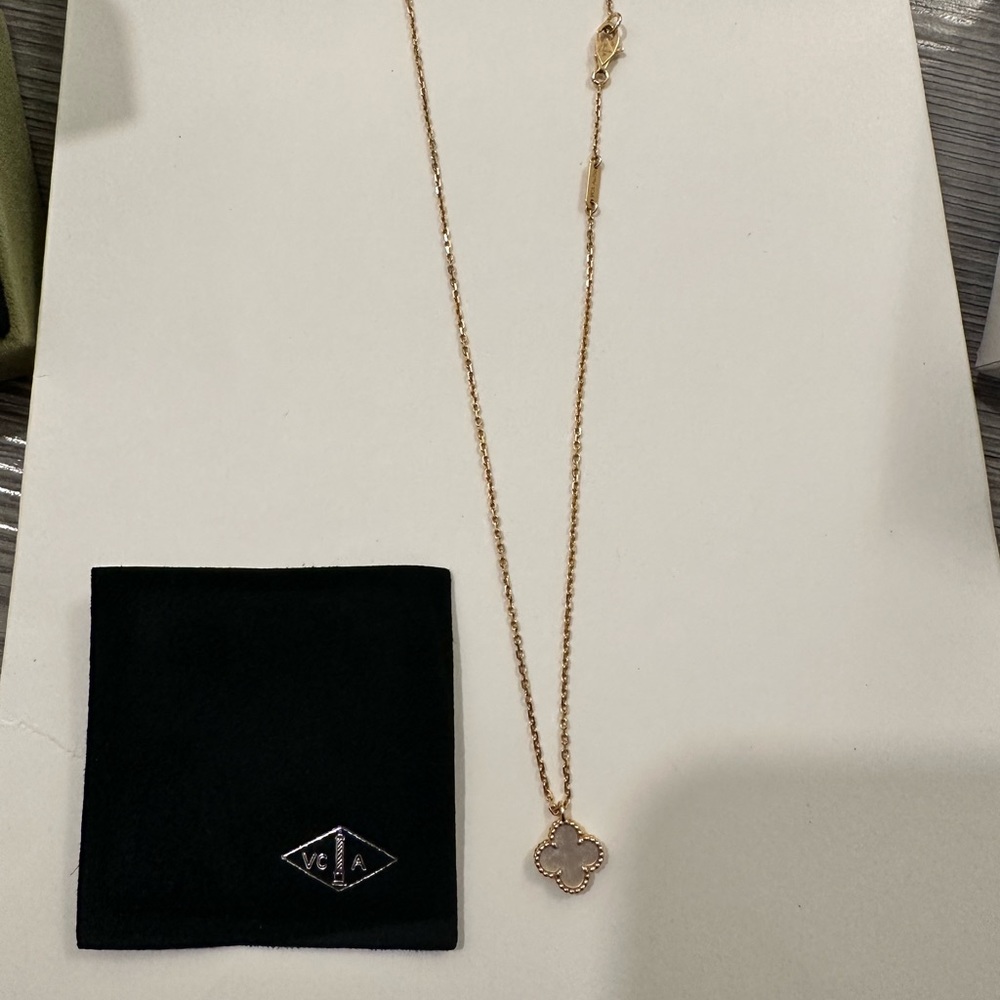 💎 AUTHENTIC 💎 Van Cleef & Arpels Sweet Alhambra pendant - Mother of Pearl